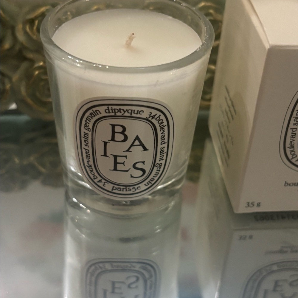Diptyque Baies Scented Candle in White Box - Picture 2 of 4
